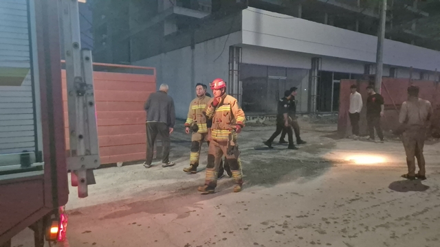 İnşaatta üzerine çelik kapı düşen yabancı uyruklu işçi, öldü