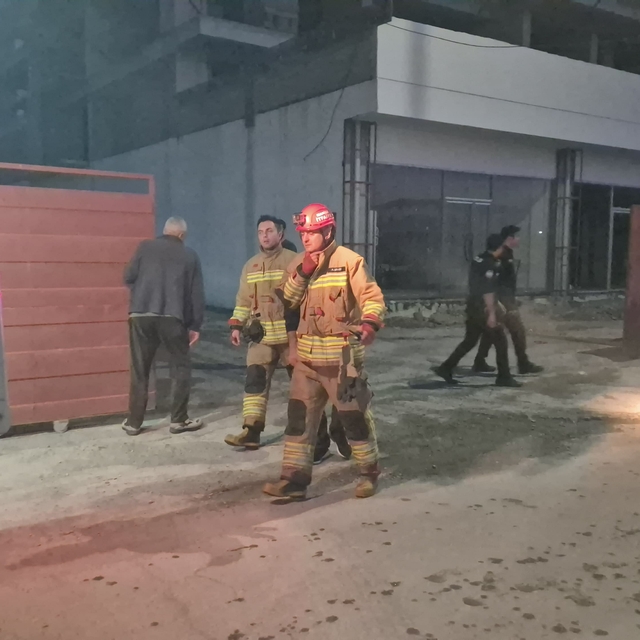 İnşaatta üzerine çelik kapı düşen yabancı uyruklu işçi, öldü