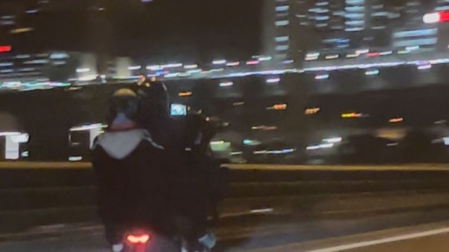 İzmir'de 2 motosikletlinin tek teker üzerinde tehlikeli yolculuğu kamerada