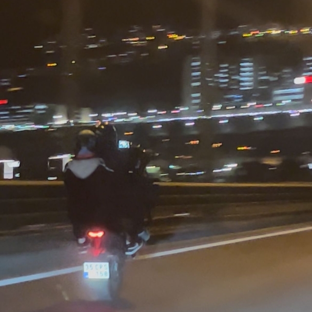 İzmir'de 2 motosikletlinin tek teker üzerinde tehlikeli yolculuğu kamerada