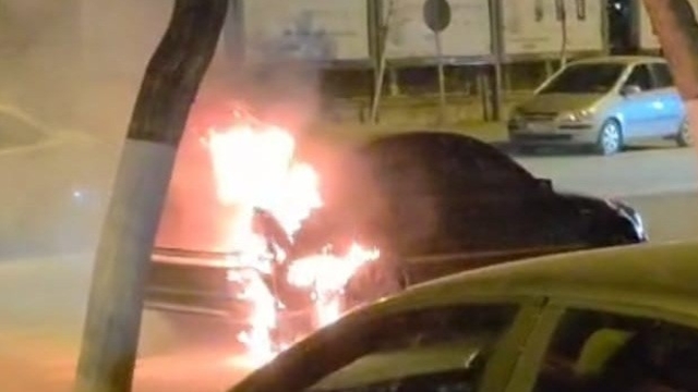 Malatya'da seyir halindeki otomobilde yangın
Zaman zaman patlamaların yaşandığı yangın korkuttu