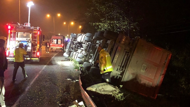 Samsun'da devrilen tırın sürücüsü yaralandı