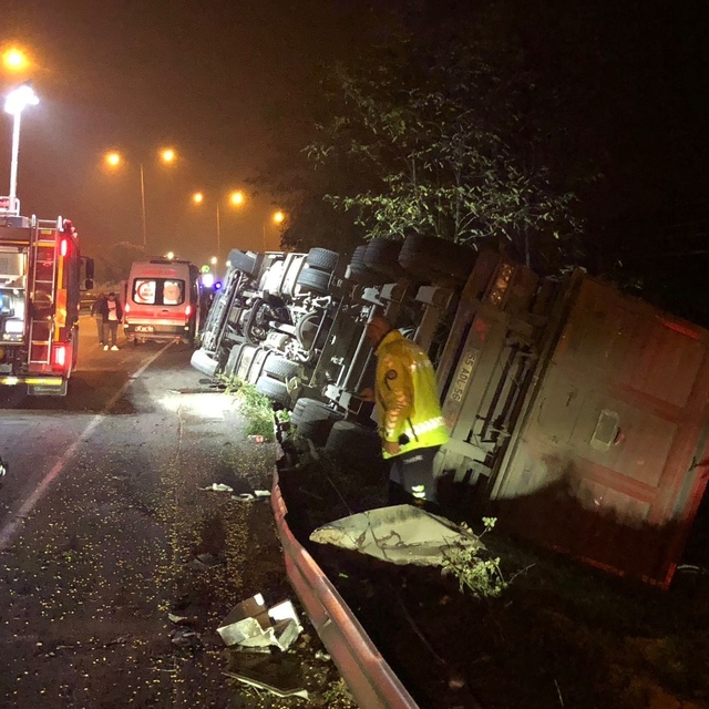 Samsun'da devrilen tırın sürücüsü yaralandı