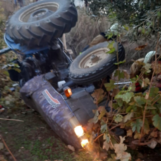 Devrilen traktörün altında kalan emekli öğretmen, hayatını kaybetti