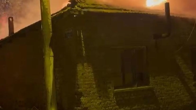 Turgutlu'da alevlere teslim olan iki evde hasar oluştu