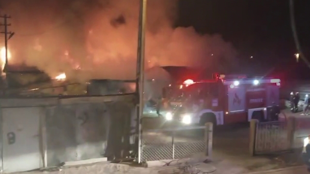 Sivas'ta ahır yangını geceyi aydınlattı