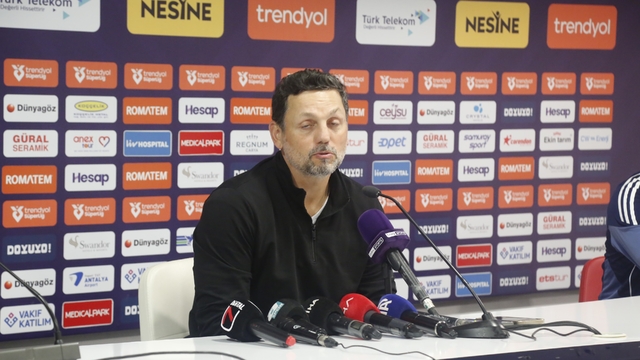 Erol Bulut: "Çok fazla bireysel hata yaptık, futbol bunu affetmez"
Antalyaspor Teknik Direktörü Erol Bulut:
"Bir şey sızdıysa ben susmam, hiçbir zaman da susmadım"