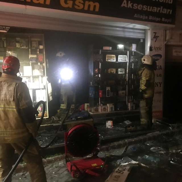 İzmir'de cep telefonu aksesuar mağazasında yangın