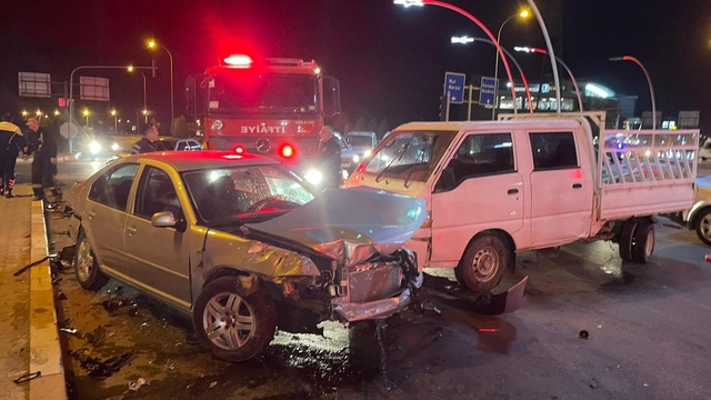 Karaman'da üç araç kavşakta çarpıştı: 1 yaralı