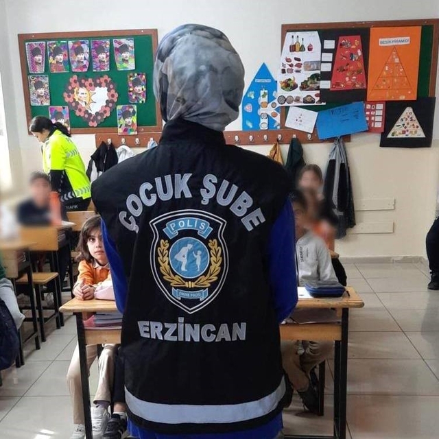 Erzincan'da çocuk polisi öğrencileri bilgilendirdi