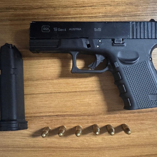 Polis şüphesinde haklı çıktı, motosikletin selesinden tabanca ele geçirdi