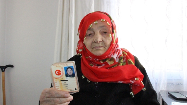 102 yaşında yeni kimliğine kavuştu
Cumhuriyetle yaşıt Meryem nineye evde kimlik yenileme hizmeti