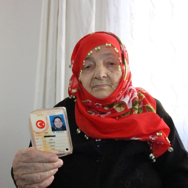 102 yaşında yeni kimliğine kavuştu
Cumhuriyetle yaşıt Meryem nineye evde ki...