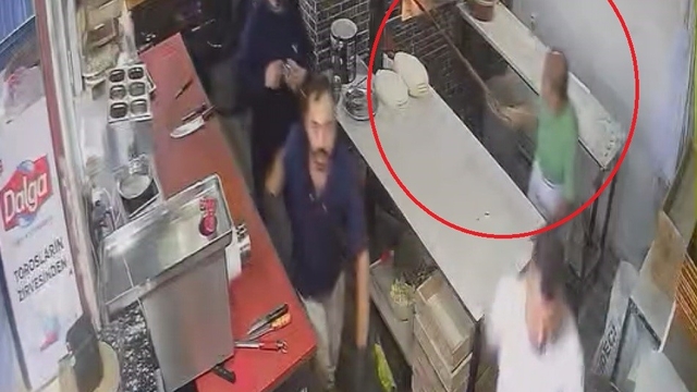 Yılların ustasının deprem anında canından önce fırın küreğini düşündüğü anlar kamerada