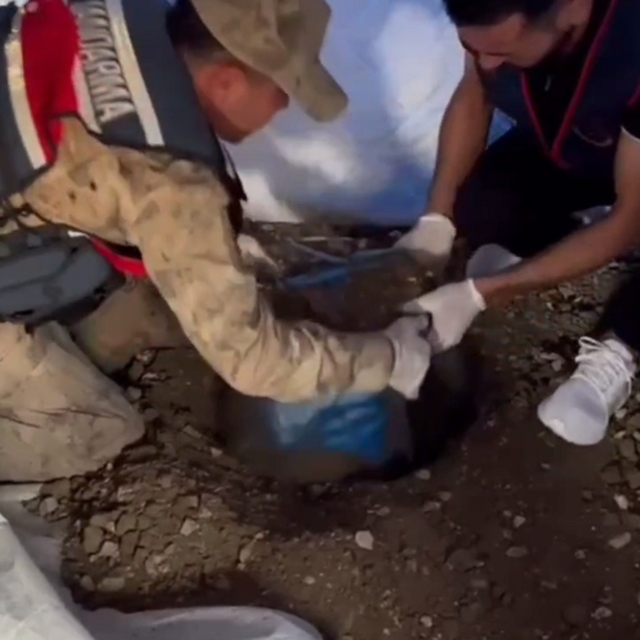 Pes dedirten uyanıklık, uyuşturucu bulunan kovayı deprem çadırının içerisin...