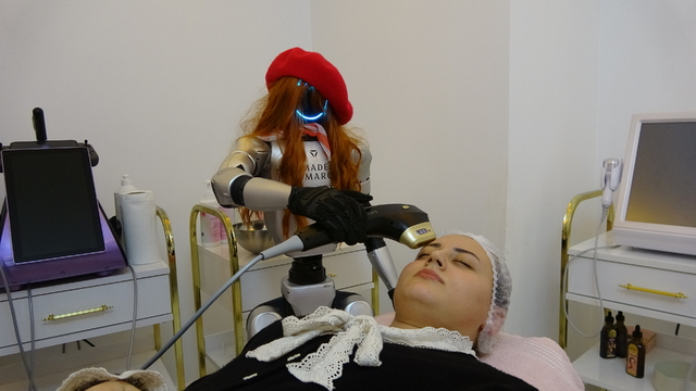 'İşçi robot' Marcelx, yoğun ilgi görüyor