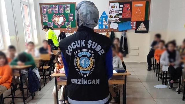 Erzincan'da çocuk polisi öğrencileri bilgilendirdi
