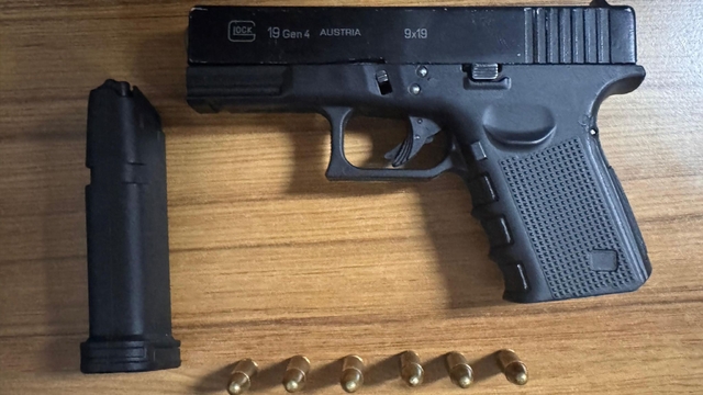 Polis şüphesinde haklı çıktı, motosikletin selesinden tabanca ele geçirdi