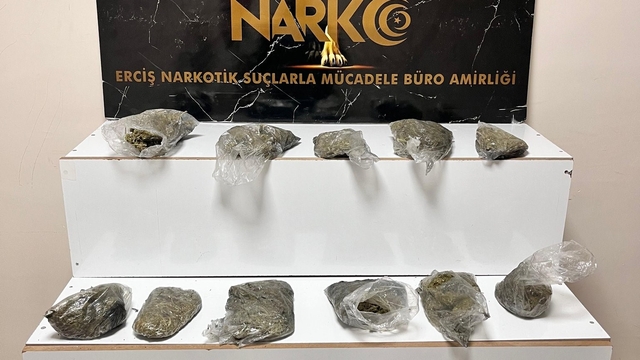 Erciş'te bir kamyonetin lastiğinde 4 kilo 400 gram esrar ele geçirildi
