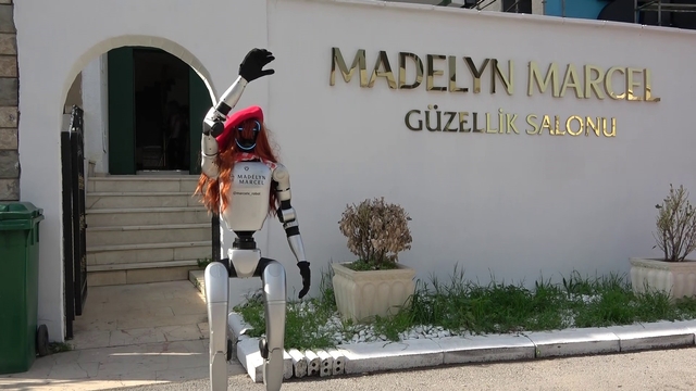 Bursa'da güzellik merkezine robot işçi mesaiye başladı
Bursa'da robot güzellik uzmanı şaşırttı, işe aldıkları robot pazarlık yapıyor
Basın mensuplarını kapıda karşıladı gelen müşterilerin ilgi odağı oldu