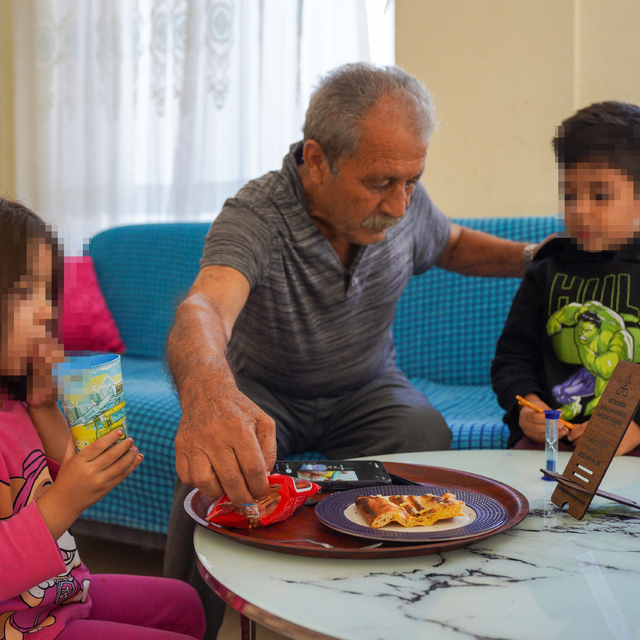 Hayatını 3 torununa adayan dedeye evden tahliye şoku