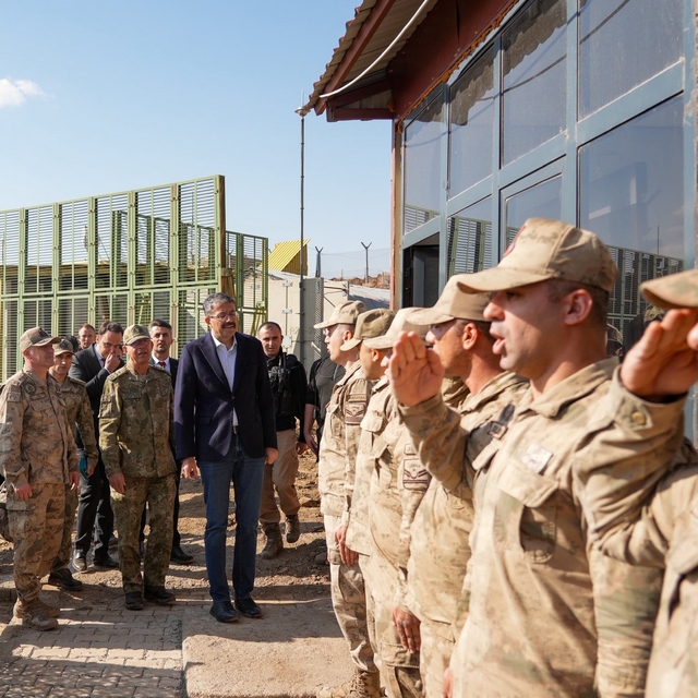 2. Ordu Komutanı Korgeneral Topaloğlu sınırdaki üs bölgelerini ziyaret etti