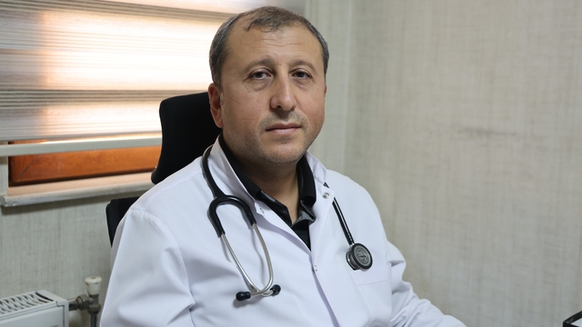 Doç. Dr. Erden: "Dünyada her yıl yaklaşık 2 buçuk milyon insana akciğer kanseri teşhisi konulmaktadır"
Göğüs Hastalıkları Uzmanı Doç. Dr. Ersin Şükrü Erden:
"Akciğer kanserinin en önemli risk faktörü sigara kullanımıdır"
"Akciğer kanseri teşhisi koyulan insanların her yıl 2 milyonu hayatını kaybetmektedir"
"Akciğer kanseri, dünyada ve Türkiye'de yüksek ölüm oranlarına sahiptir"