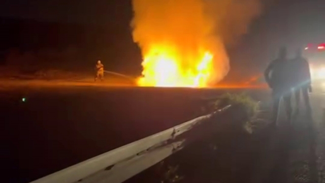 Otomobil alev topuna döndü, o anlar kamerada