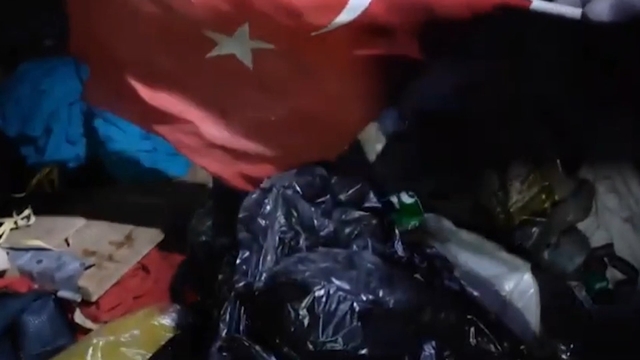 Çöp karıştırırken bulduğu bayrağı bakın ne yaptı
Çöpten buldukları Türk bayrağı yürek burktu