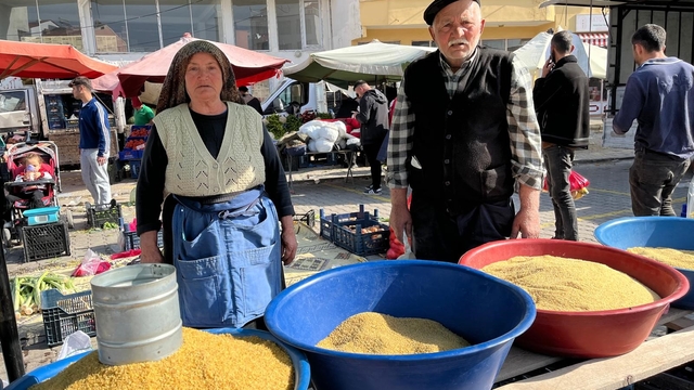 Yozgat'ta 70'lik çift 40 yıldır omuz omuza pazarcılık yapıyor