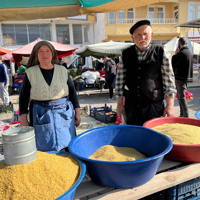 Yozgat'ta 70'lik çift 40 yıldır omuz omuza pazarcılık yapıyor