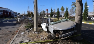 Ağaca çarpan otomobil ikiye bölündü: 2 ölü 1 yaralı