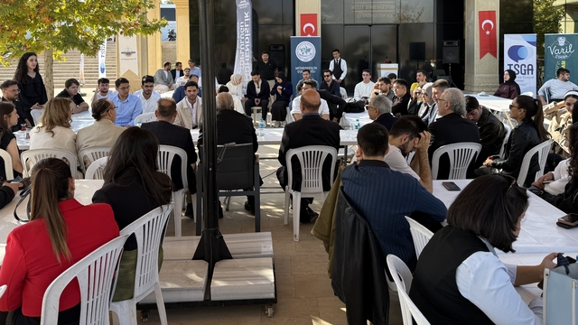 GİBTÜ, sanayi ve öğrencilerin buluşması toplantısı
SANKO Holding Onursal Başkanı Abdulkadir Konukoğlu:
"Gençler, üniversite ufkunuzu açar, onun içini doldurmak size kalmıştır. Üniversiteden mezun olmak yolculuğun ilk adımıdır"
"Devir değişti, iş yapış şekilleri akıl almaz hızla gelişiyor. Sadece mühendislik eğitimi almak ve bir yabancı dil yeterli olmuyor"
"Yapay zeka fırtınası esiyor. Yapay zekayı iyi kullanan ülkeler diğerlerini silindir gibi eziyor ve daha da şiddetle ezecek"