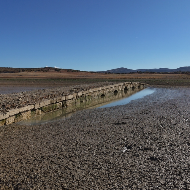 Barajda sular çekildi, tarihi köprü ortaya çıktı