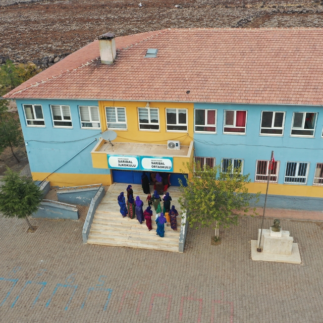 Şanlıurfa'da öğretmenler hem çocukları hem de annelerini okutuyor