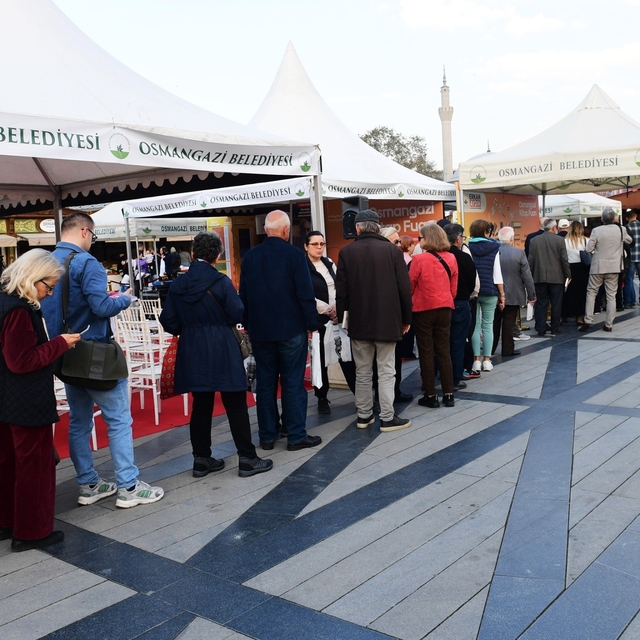 Osmangazi Kitap Fuarı 8'inci gününde de doldu taştı
Sevilen yazarlar Osmang...