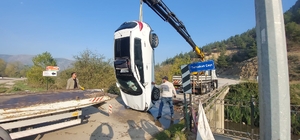 Çaya uçan otomobildeki 2 kız çocuğunu yoldan geçen sürücüler kurtardı