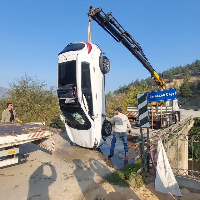 Çaya uçan otomobildeki 2 kız çocuğunu yoldan geçen sürücüler kurtardı