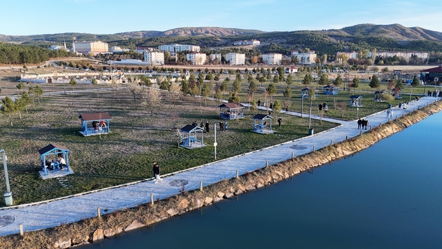 Sivas'ta hava sıcaklıkları mevsim normalleri üzerinde seyretti, vatandaşlar hafta sonunu piknik alanlarında geçirdi