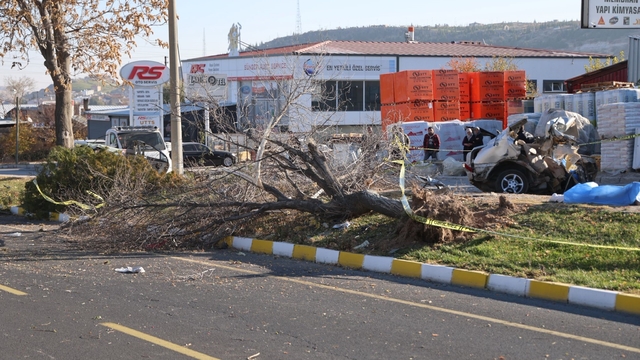 İkiye bölünen otomobil, genç arkadaşlara mezar oldu
Nevşehir'deki feci kazada ölenlerin kimlikleri belli oldu