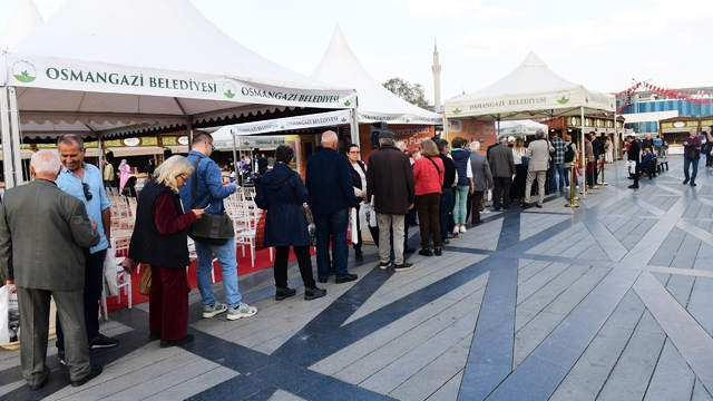 Osmangazi Kitap Fuarı 8'inci gününde de doldu taştı
Sevilen yazarlar Osmangazi Kitap Fuarı'nda okurlarıyla buluştu