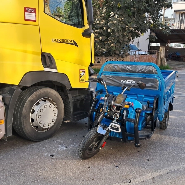 İznik'te elektrikli bisiklet ile tır çarpıştı: 1 yaralı