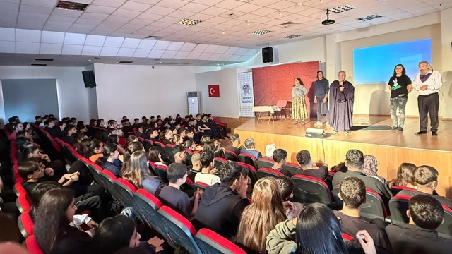 Mersin'de 'madde bağımlılığı' konulu tiyatro büyük ilgi gördü