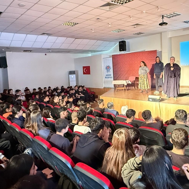 Mersin'de 'madde bağımlılığı' konulu tiyatro büyük ilgi gördü