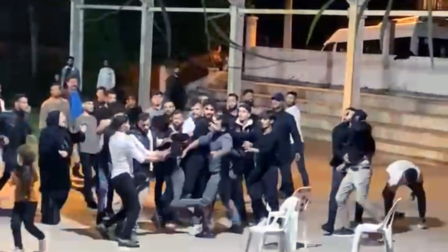 Düğündeki kavgada sandalyeler havada uçuştu