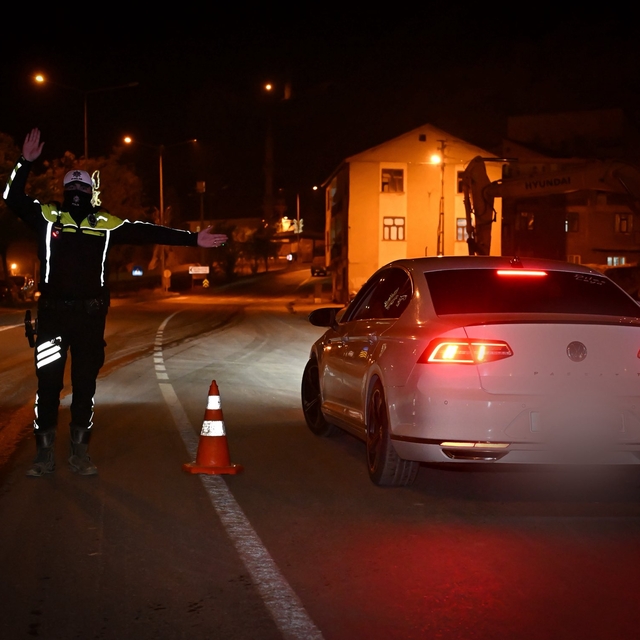 Hakkari'de "genel asayiş uygulaması" yapıldı