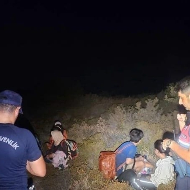 Günlüklü koyunda 3'ü çocuk 4 düzensiz göçmen yakalandı