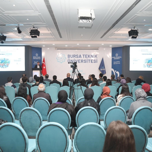 Türkiye'de İlk: Lise öğrencileri tercihten önce üniversiteli oluyor
Lise öğ...