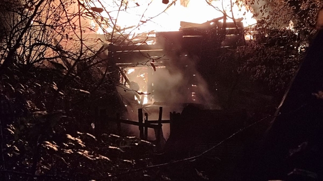 Alevlerin sardığı ahşap ev tamamen yandı: 2 yaralı