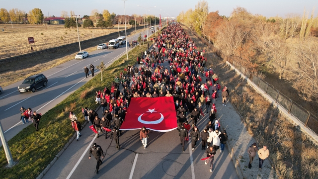 Erzurum'da 148 yıl önceki kahramanlık ruhu bir kez daha yaşatıldı
Sabah namazı sonrası 7'den 70'e herkes tabyalara doğru yürüdü
81 yaşındaki Hüsna nine hem ağladı hem ağlattı